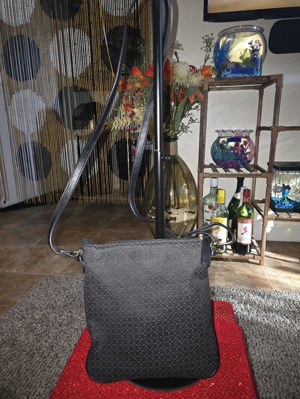 Tommy Hilfiger Black Textured Crossbody Bag w/Gold Plate In Preloved Condition - Picture 4 of 9